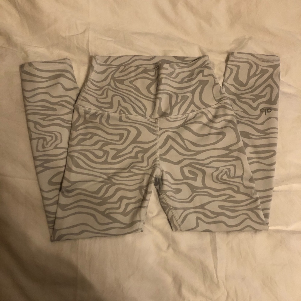 SOLD Alo Yoga White and Gray Abstract Leggings | sz XS